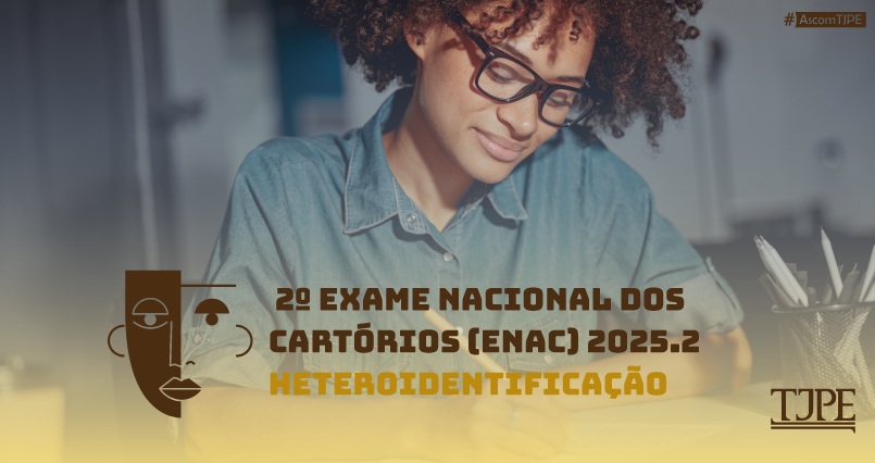 Card com uma mulher negra estudando. Ao centro, uma ilustração de um rosto negro e pardo e ao lado, lê-se "2º Exame Nacional dos Cartórios (Enac) 2025.2 Heteroidentificação