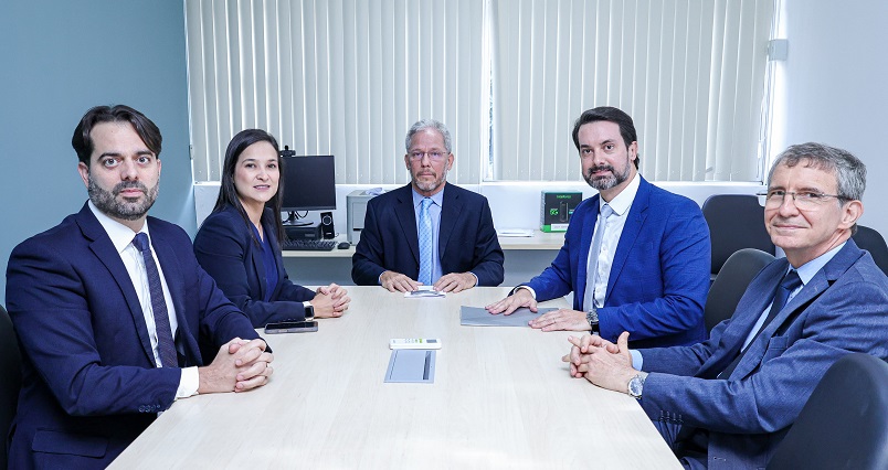 Grupo na sala de reuniões