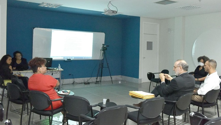 Pessoas reunidas na sala de aula 