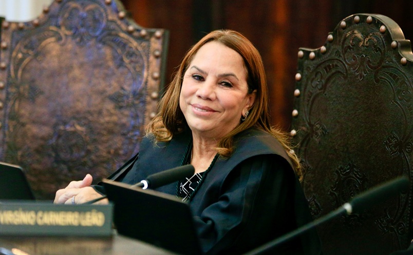 Foto da notícia - Juíza Sandra de Arruda Beltrão recebe homenagem por ocasião de sua aposentadoria
