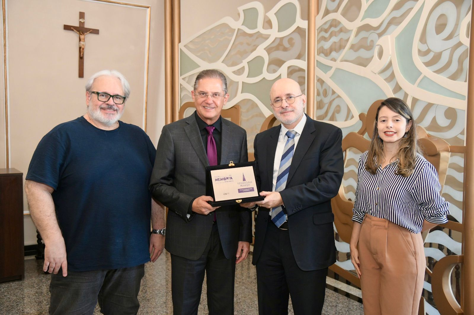Foto da notícia - Presidência e Comissão Gestão de Memória do TJPE celebram conquista prêmio CNJ Memória